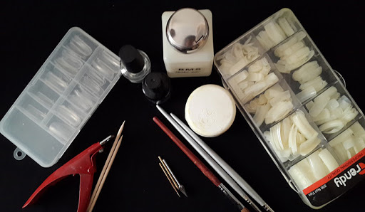 5 مورد ابزاری که برای کاشت ناخن نیاز دارید